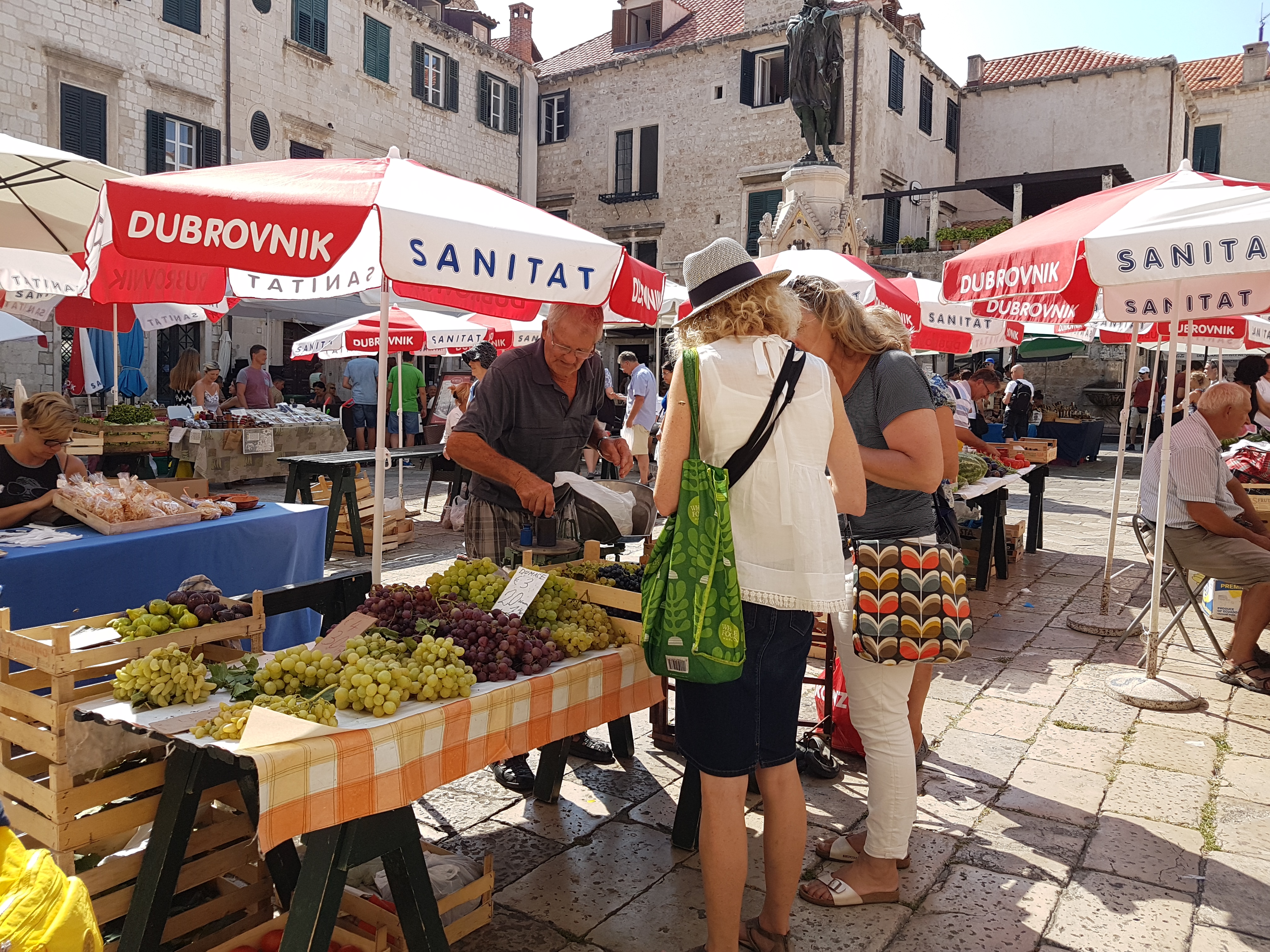 Fruit vendors at street market in Dubrovnik | what to do in Dubrovnik