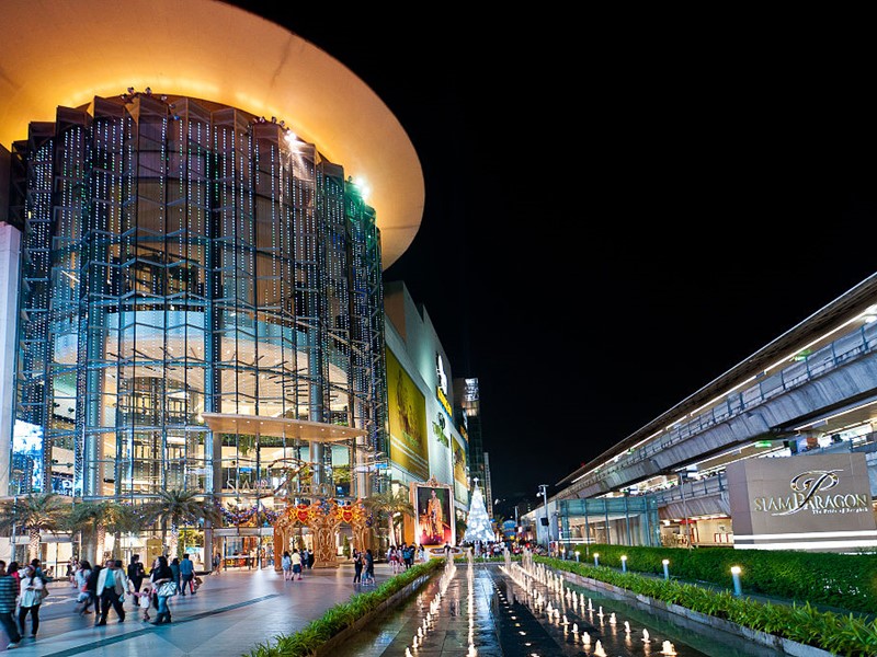#4 Things to Do in Bangkok: Siam Paragon at night - Sehee in the World (photo courtesy of Mark Fischer)
