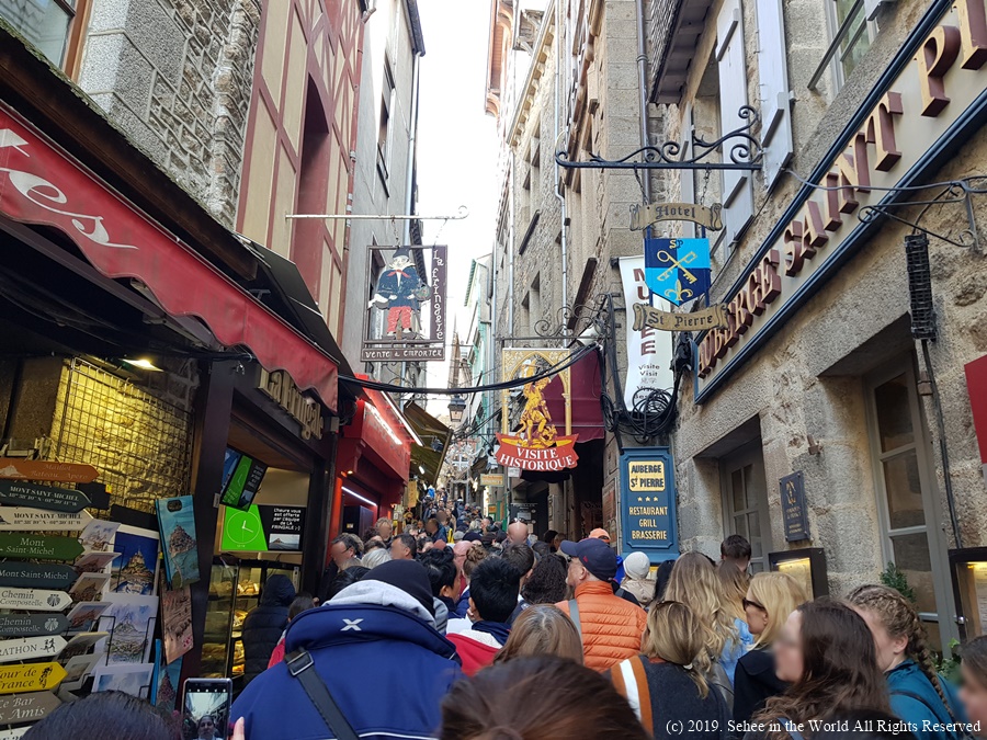 Mont Saint Michel's alley when it gets busy around noon - Sehee in the World blog