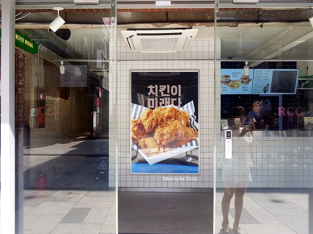 Rocket Crispy Chicken's Apgujeong Rodeo branch entrance (Korean fried chicken restaurant with animal welfare)
