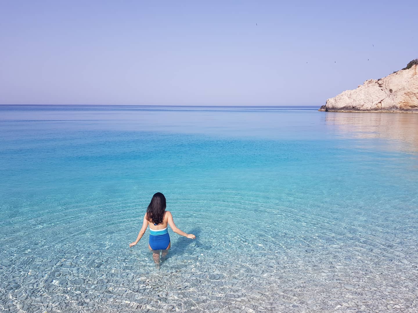 #바다에풍덩 하고 싶은 날씨 🏖️
Yesterday and today are the hottest days of the year so far... and I could do with a quick swim at a beach right now! 💦
This photo was from our holiday in Greece, last June. The water was warm from the morning, which allowed us to enjoy the beach at a quiet time, and before it became way too hot to be pleasant.
Realistically, I doubt I'll have any beach time this year, so got to think about alternative summer fun ideas... Has anyone got a plan for this summer? 🙋
⠀
어제, 오늘은 올들어 영국에서 제일 더운 날💦 2월말에 챙겨온 짐으로 여태 생활 중이라 현재 가지고 있는 여름 옷이 거의 없고, 그나마 있는 것도 안 맞아서 퍽 곤란하다.😂
작년 6월 중순에 다녀온 그리스는 오늘 이곳 날씨보다 더 덥고 습했다. 그래도 사람들 없는 아침 시간에 가서, 수영해도 차갑지 않았던 바다가 참 좋았는데.. 지금 딱 눈앞에 이 바다가 펼쳐져 있었음 좋겠다. 바라만 봐도 더위가 가실듯한 기분.... 허허
현실적으로 올해는 바다 구경은 1도 못할 것 같은데, 여름 기분을 뭐로 내면 좋을까 싶다. 여름 계획 세운 분 계신가요? 
#덥다더워 #summerdays #여행추억
⠀
🎒 @seheeintheworld & @joshuapowell_official
📍Lefkada, Greece
🗓️ June 2019