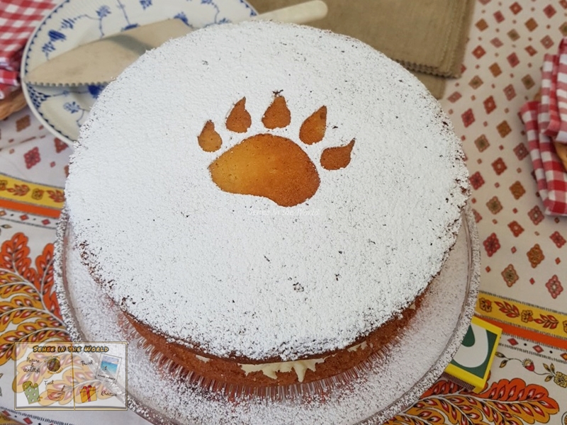 Creative DIY gift ideas - celebration cake with a personalised decoration: bear paw icing-Sehee in the World